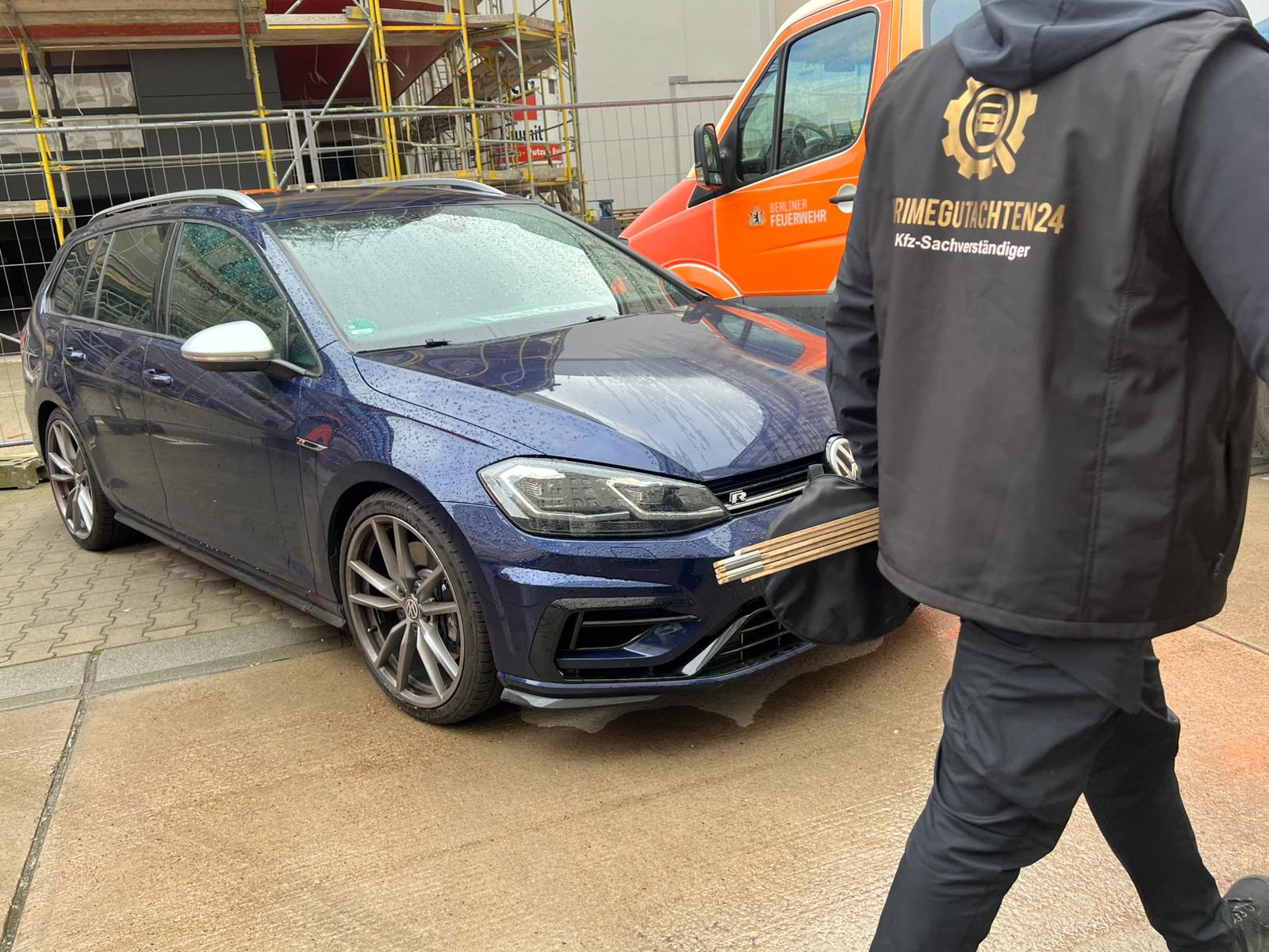 PrimeGutachten24 Sachverständiger bei der Fahrzeugbegutachtung