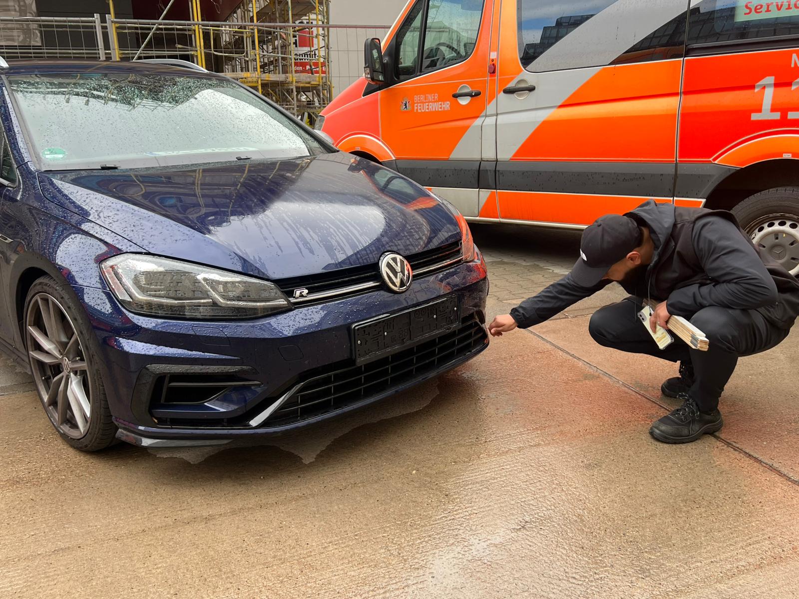 PrimeGutachten24 Experte dokumentiert Fahrzeugschaden